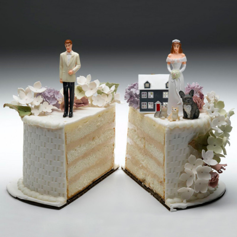 Торт на развод с фигуркой жениха и невест