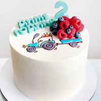 Торт с трактором и ягодами