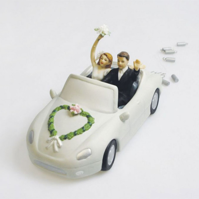 Свадебный торт в виде машины с молодоженами