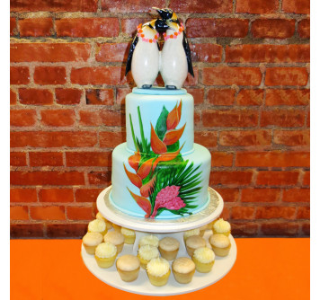 Торт с пингвинами и капкейками на свадьбу