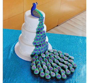 Торт с павлином и пирожными на свадьбу