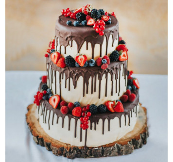 Трехъярусный свадебный торт с ягодами
