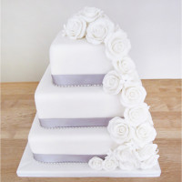 Квадратный торт с белыми розами и лентами на свадьбу