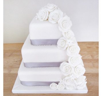 Квадратный торт с белыми розами и лентами на свадьбу