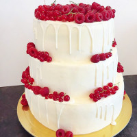 Свадебный торт с ягодами и шоколадными потеками