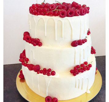 Свадебный торт с ягодами и шоколадными потеками