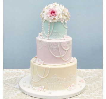 Трехъярусный торт с бусинами на свадьбу