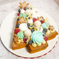 Торт в форме елки на Новый год