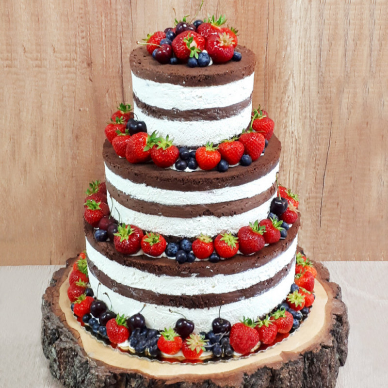 Шоколадный свадебный торт с ягодами