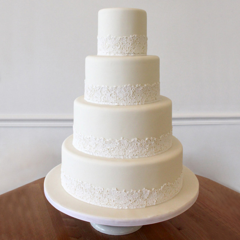 Белый свадебный торт с кружевом