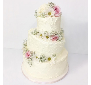Белый нестандартный свадебный торт с тремя ярусами