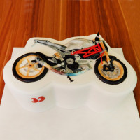 Торт в виде мотоцикла