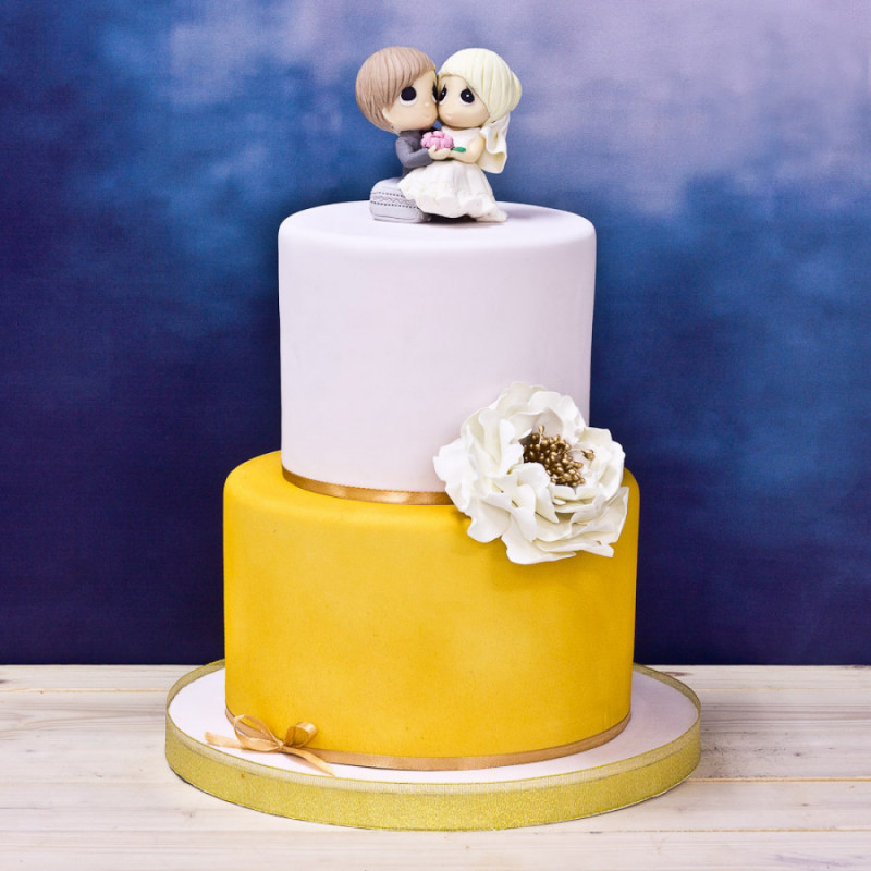Свадебный торт с фигурками молодых
