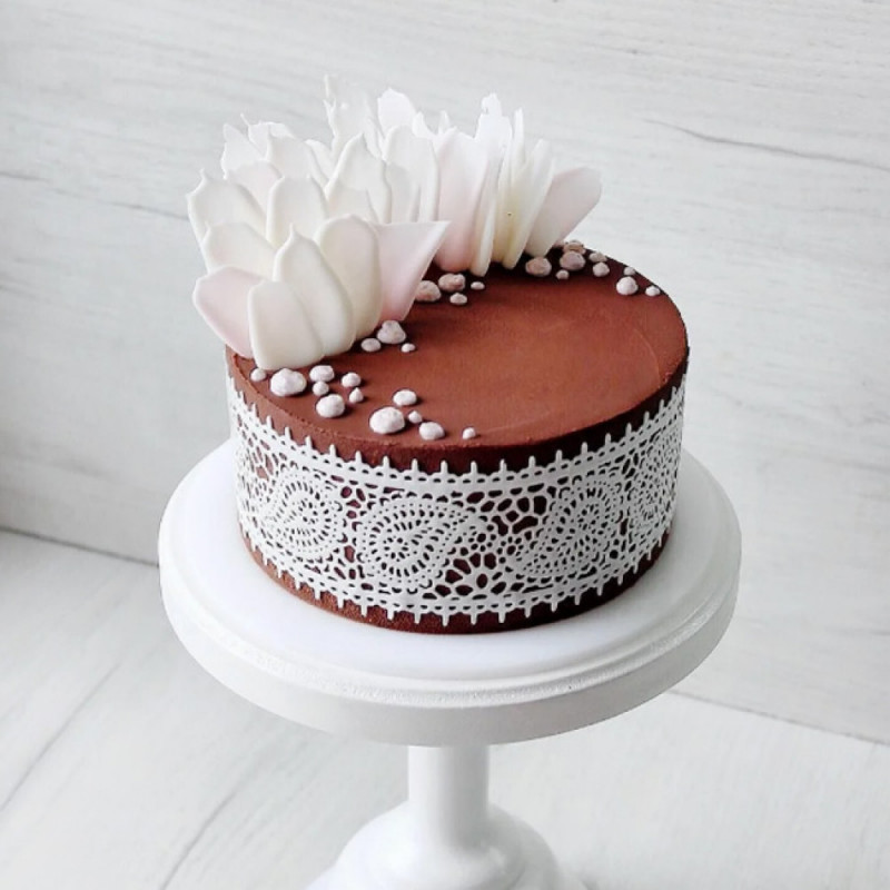 Свадебный торт с шоколадным велюром
