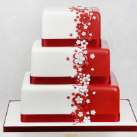 Бело-красный торт на свадьбу с лентой