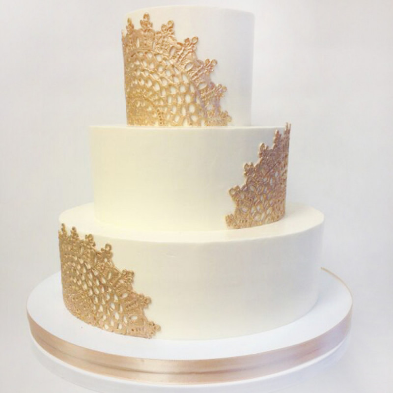 Торт с золотым кружевом на свадьбу