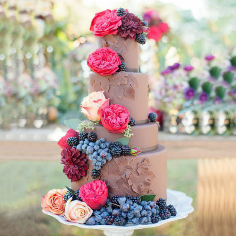 Свадебный торт с виноградом и цветами