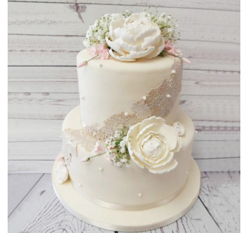 Свадебный торт с кружевом двухъярусный