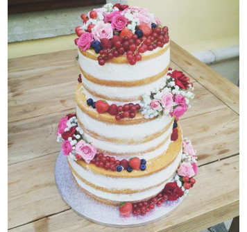 Трехъярусный голый свадебный торт с ягодами