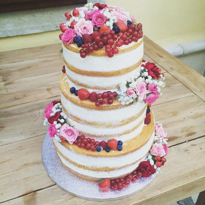 Трехъярусный голый свадебный торт с ягодами