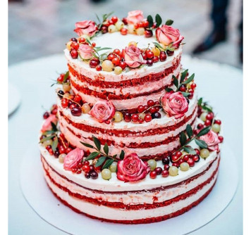 Трехъярусный торт красный бархат на свадьбу