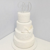Свадебный торт с металлическими инициалами молодоженов