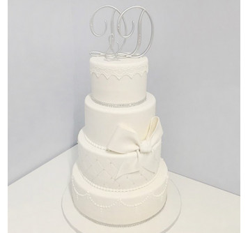 Свадебный торт с металлическими инициалами молодоженов