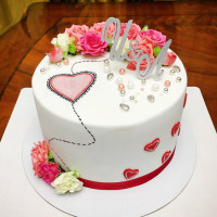 Свадебный торт с инициалами наверху