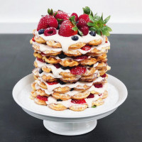Голый свадебный торт с разными ягодами