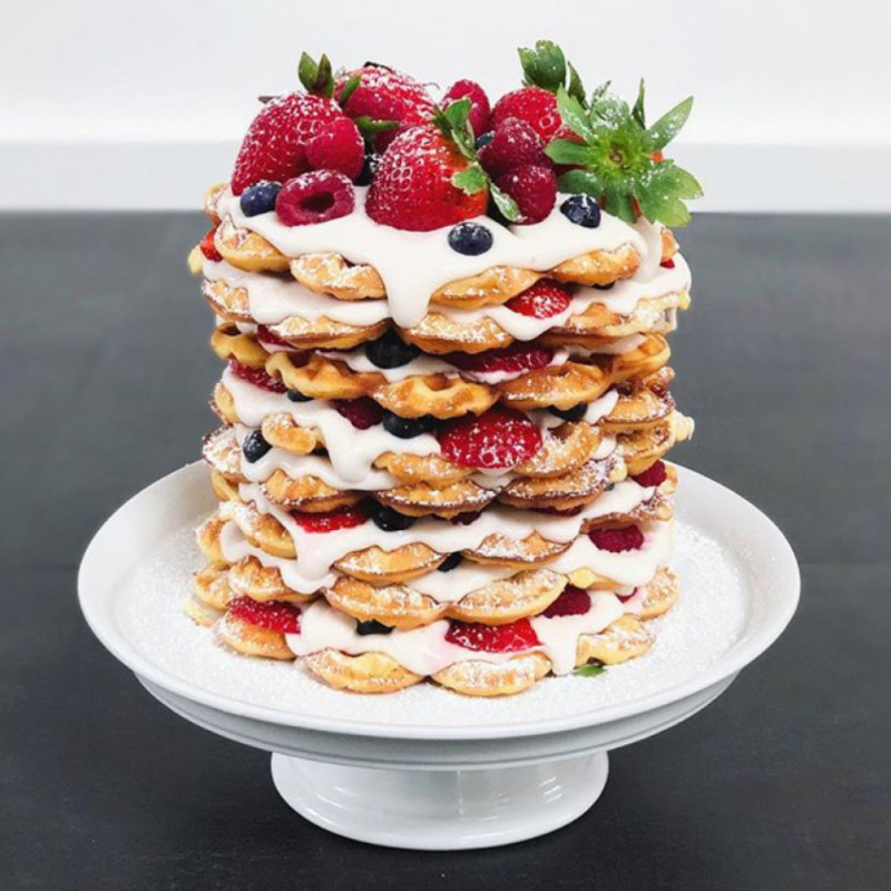 Голый свадебный торт с разными ягодами