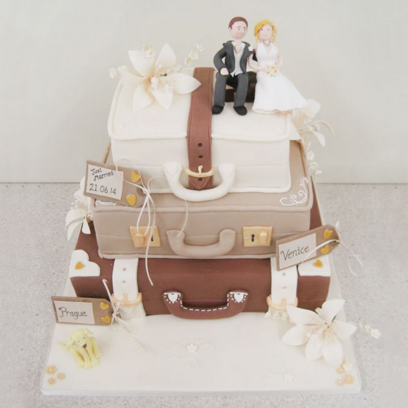 Торт Свадебные чемоданы и Молодожены