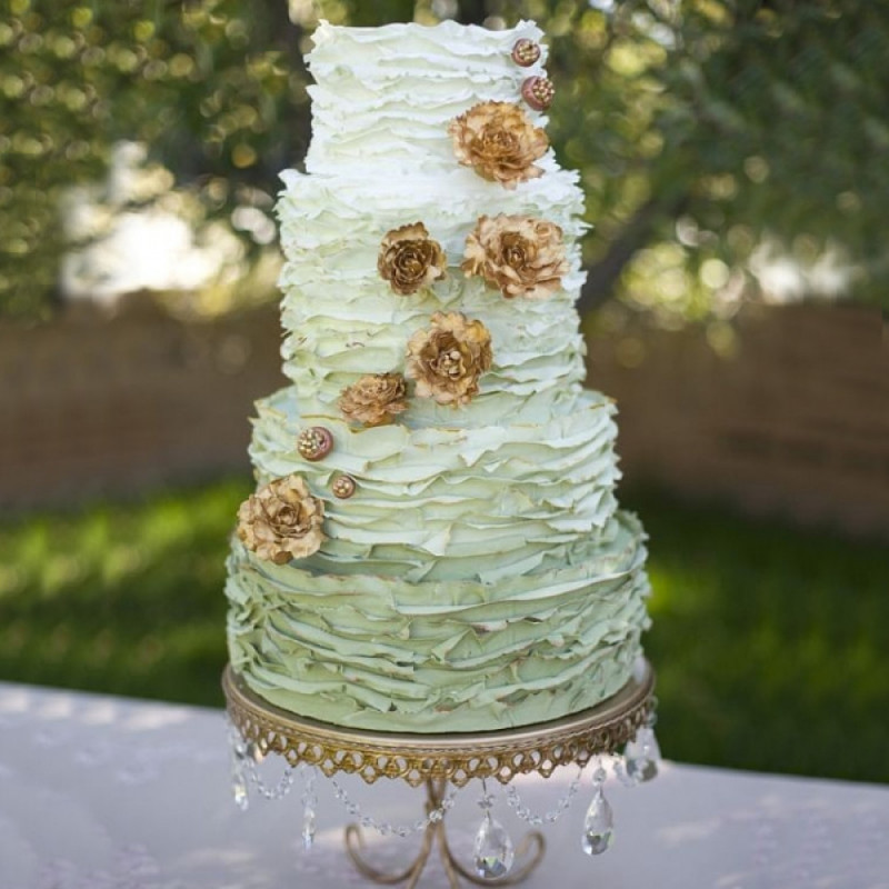 Свадебный торт с бело-зеленым градиентом