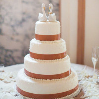 Свадебный торт с фигурками лебедей