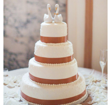 Свадебный торт с фигурками лебедей