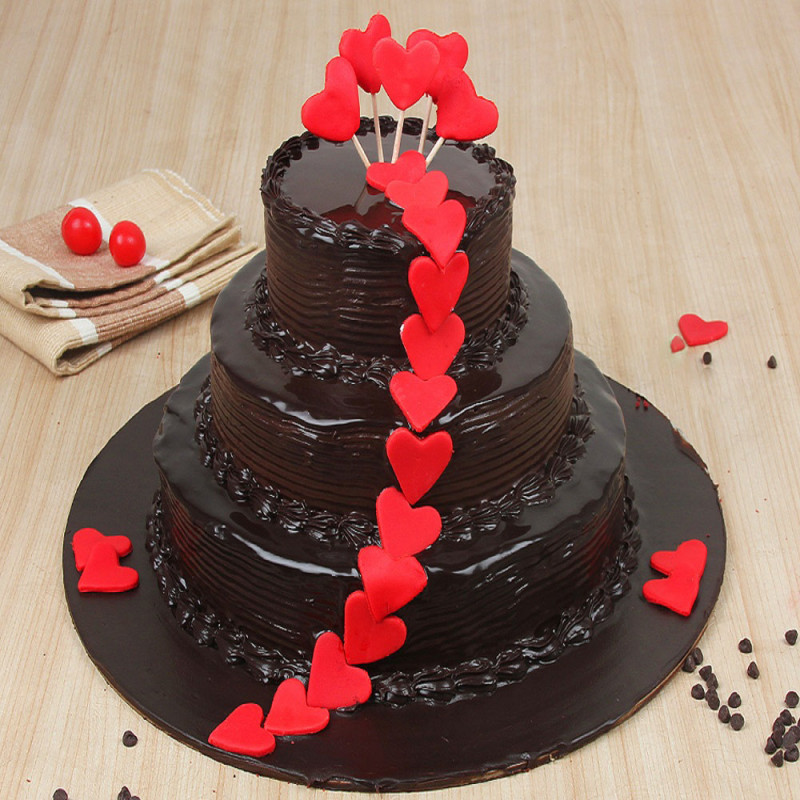 Многоярусный свадебный торт с сердцами