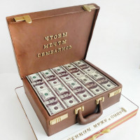 Торт в виде чемодана с деньгами