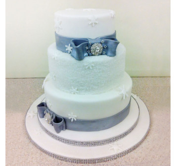 Свадебный торт с бантами и снежинками