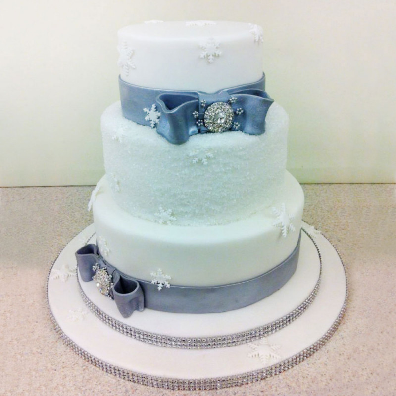 Свадебный торт с бантами и снежинками
