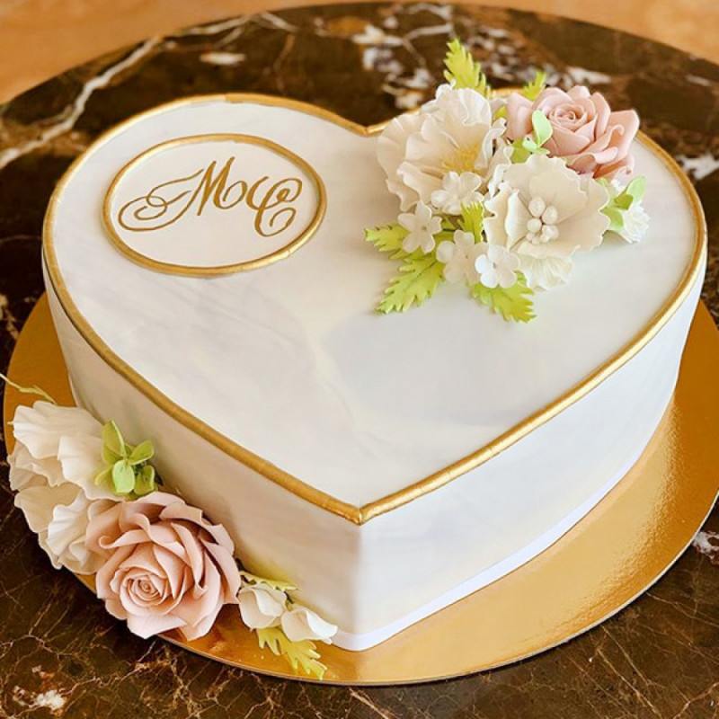 Свадебный торт сердце с цветами и инициалами