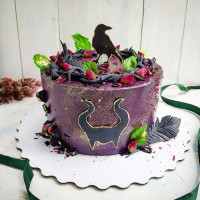 Торт с черным вороном