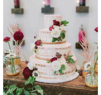 Свадебный торт голый с цветами и ягодами