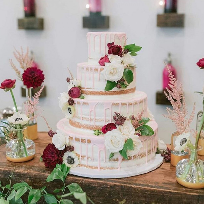 Свадебный торт голый с цветами и ягодами