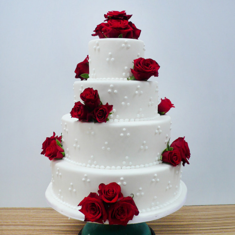 Торт на свадьбу с красными розами и жемчугом