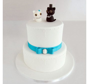 Белый торт на свадьбу с котиками