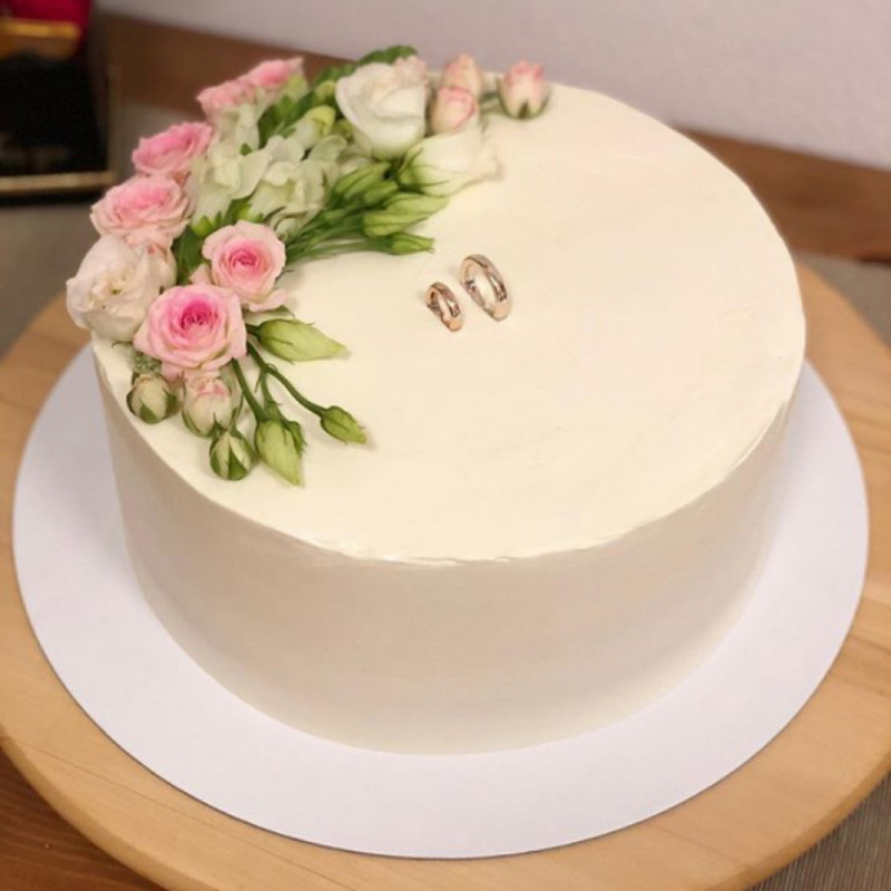 Свадебный торт с кольцами наверху