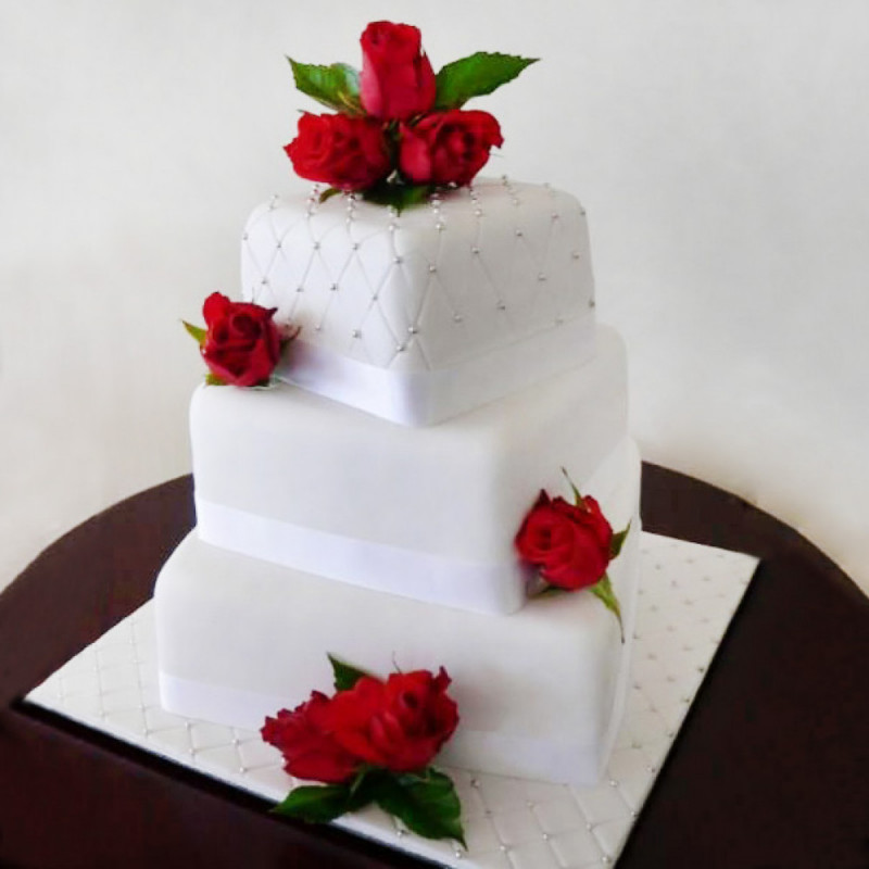 Свадебный торт с серебренными лентами