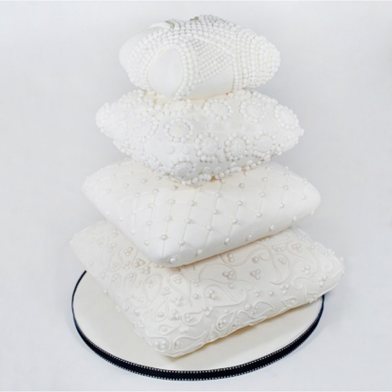 Торт в виде подушек на свадьбу
