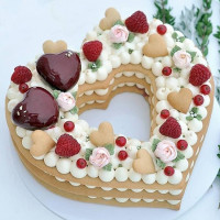 Свадебный торт сердце с открытыми коржами