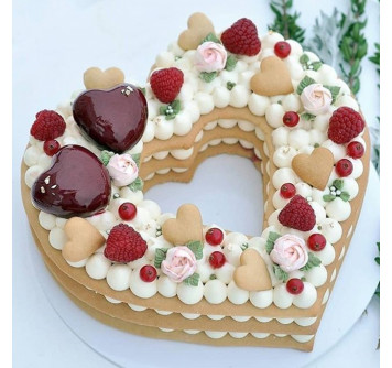 Свадебный торт сердце с открытыми коржами