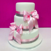 Свадебный торт с розовыми бантами и лентами